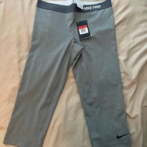 NWT Nike Pro cropped leggings